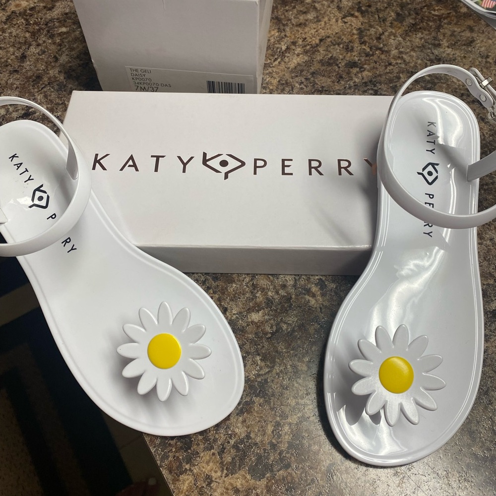 Katy Perry Collections White Daisy Sandals size 7